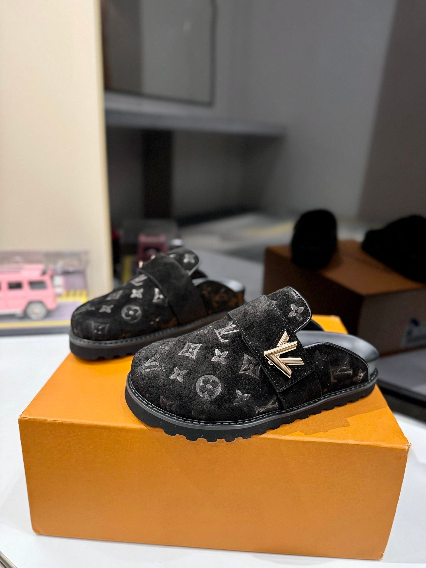 LV Slides CLICK FOR MORE COLOURWAYS