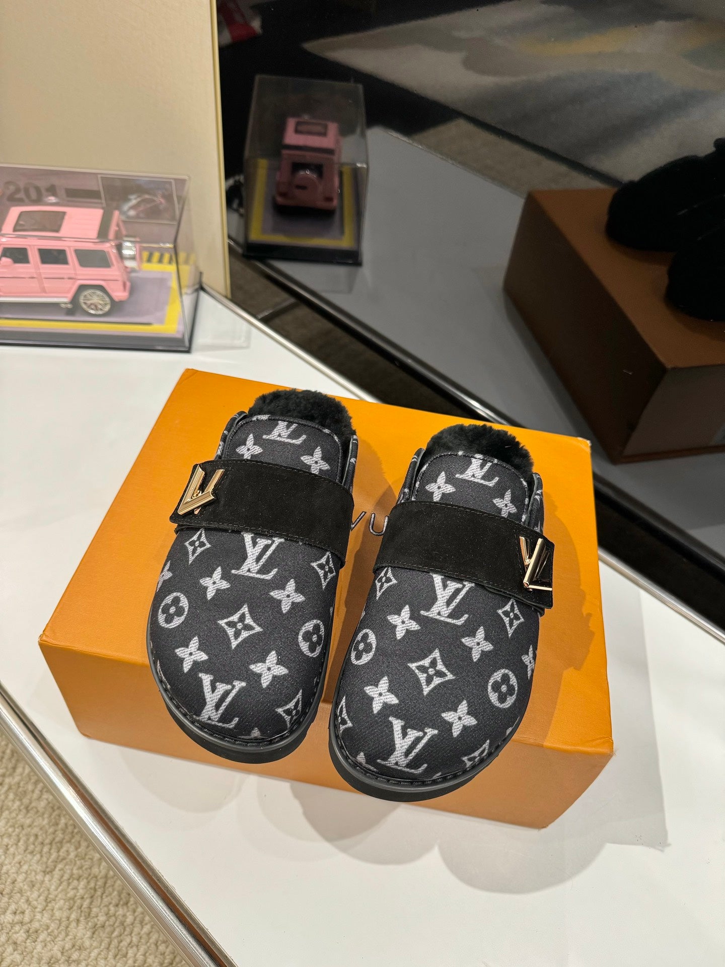 LV Slides CLICK FOR MORE COLOURWAYS