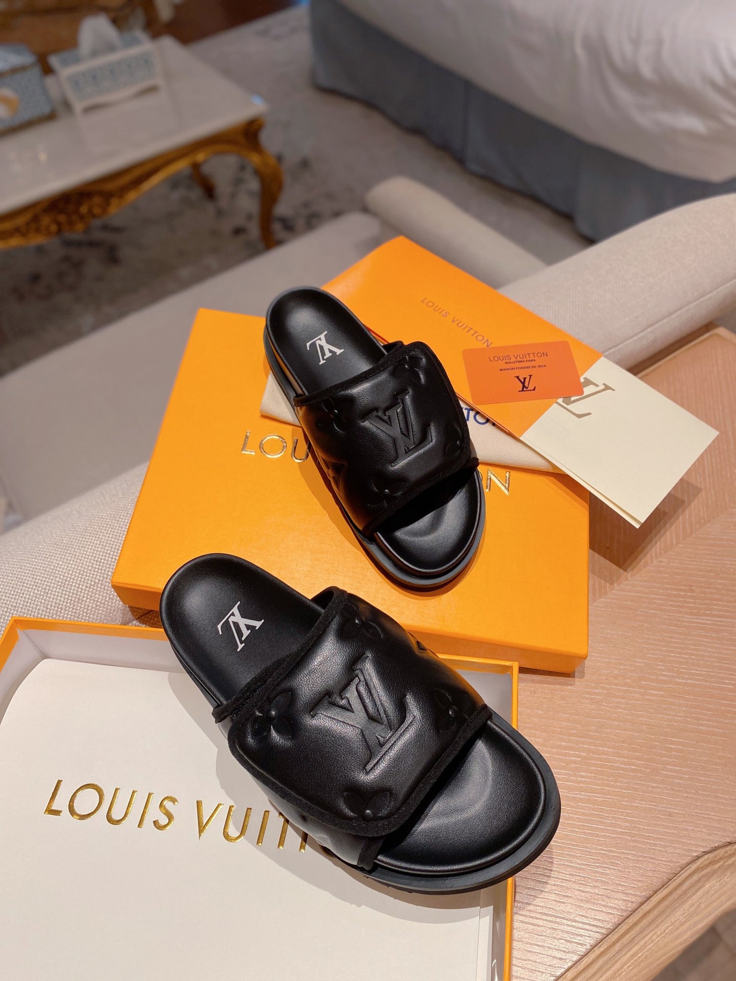 LV Slides CLICK FOR MORE COLOURWAYS