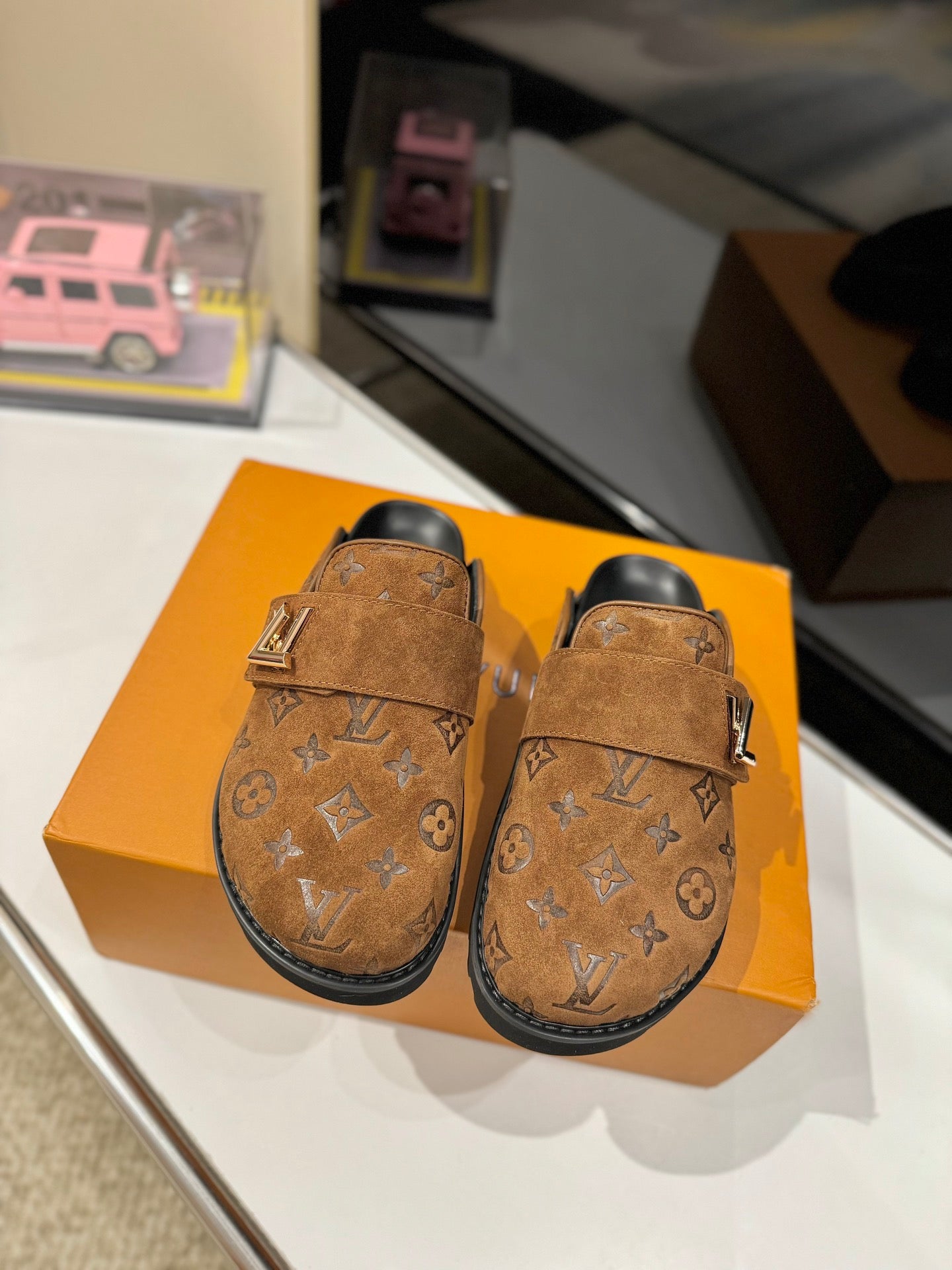 LV Slides CLICK FOR MORE COLOURWAYS