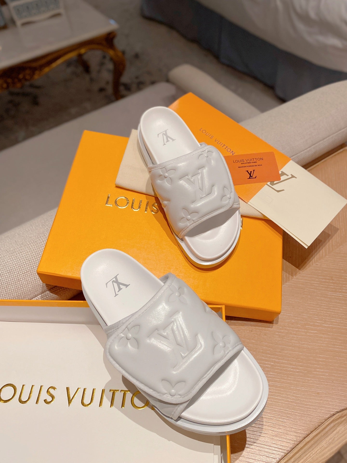 LV Slides CLICK FOR MORE COLOURWAYS